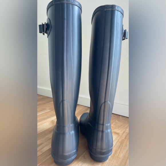 Price DROP Hunter Classic Tall Boots Sz 7 Navy. Light wear on soles. - Picture 2 of 8